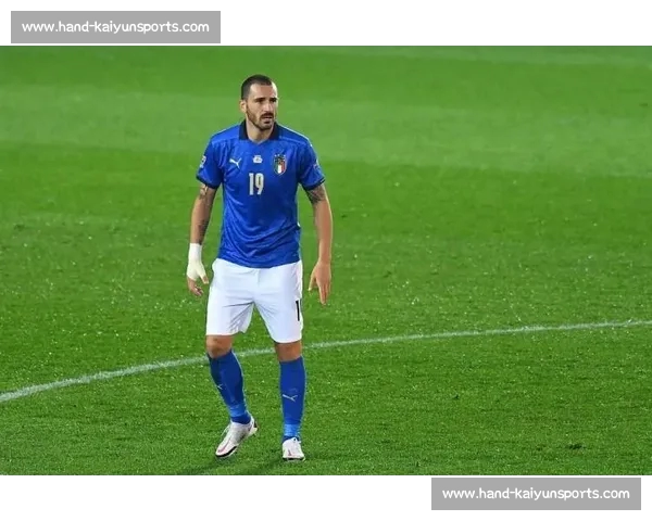 博努奇社交媒体发文引关注：慈善赛飞铲争议后与霍顿合影互动