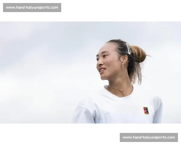 郑钦文赠阿尔卡拉斯 Labubu:温网训练场暖心互动,潮玩跨界点燃网坛友谊 郑钦文赠阿尔卡拉斯 Labubu:温网训练场暖心互动,潮玩跨界点燃网坛友谊